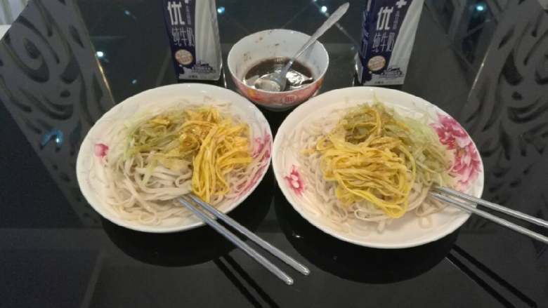 葱油拌面,取盘子挑入凉面,配上黄瓜丝、鸡蛋丝,浇上调好的葱油调料,拌匀即可