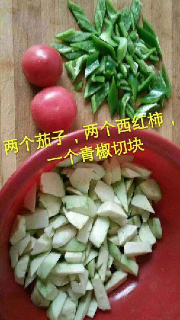 烧茄子,<a style='color:red;display:inline-block;' href='/shicai/ 58'>茄子</a><a style='color:red;display:inline-block;' href='/shicai/ 3551'>西红柿</a>切滚刀块，<a style='color:red;display:inline-block;' href='/shicai/ 61'>青椒</a>切大小一样的片