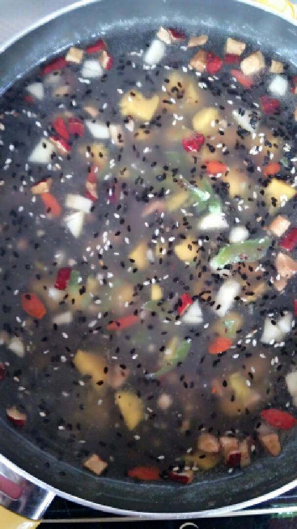 红薯糊粉,红薯粉变粘稠后开小火,把所有切丁的配料倒入锅里,小火熬煮三至五分钟熬出香味即可出锅。