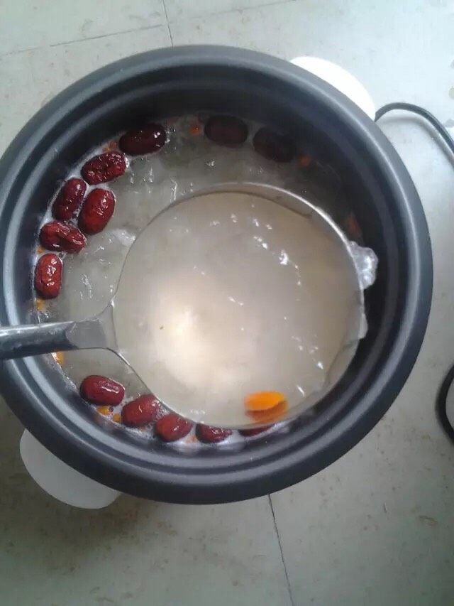 银耳羹,炖煮至银耳熟烂呈胶状关火。