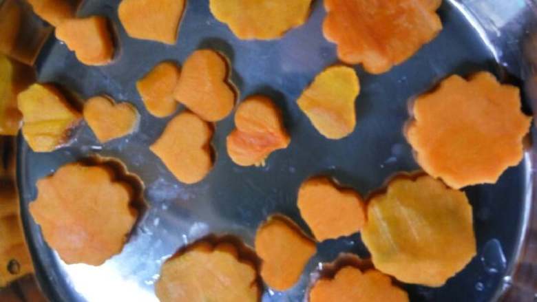 南瓜相思豆#甜蜜美味#,上锅蒸15分钟,《根据南瓜的厚度来定时间的》
