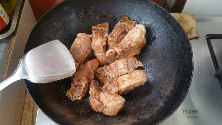 秘制排骨饭,锅中放底油,放入姜丝爆香,下入腌制好的排骨翻炒。