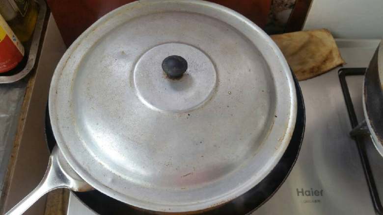 秘制排骨饭,盖上锅盖,煮至汤汁渐浓。