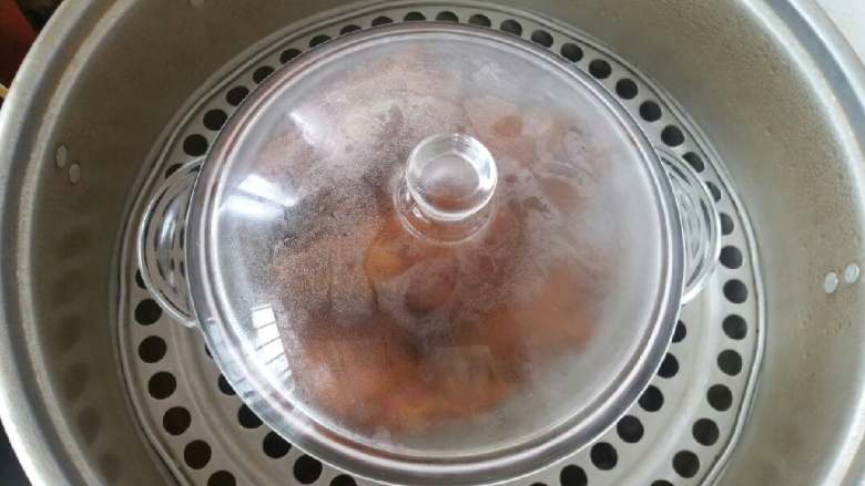 秘制排骨饭,盖上盖子,放入蒸锅,大火蒸制30分钟。