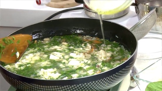 豆腐翡翠海鮮羹,<a style='color:red;display:inline-block;' href='/shicai/ 156925'>水</a>放入鍋中煮沸，放入作法1、作法2的材料煮熟，以太白粉勾芡，再放入<a style='color:red;display:inline-block;' href='/shicai/ 847'>香油</a>即可。