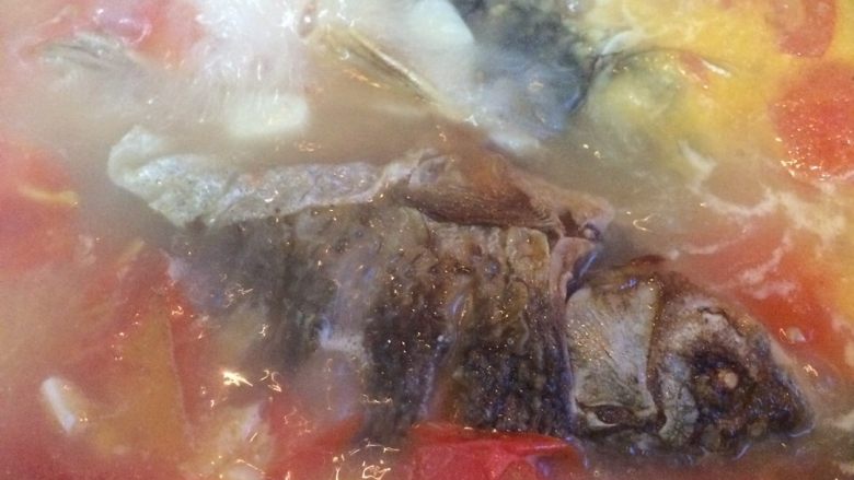 番茄鲫鱼汤,哇,煮好啦,味道酸酸甜甜的,小孩老人都喜欢吃,也不腥,调料也很少,健康饮食喔