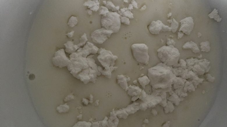 轻乳酪蛋糕,粟粉25g加牛奶50g搅拌均匀备用(淀粉容易沉底用的时候搅拌后再加入)