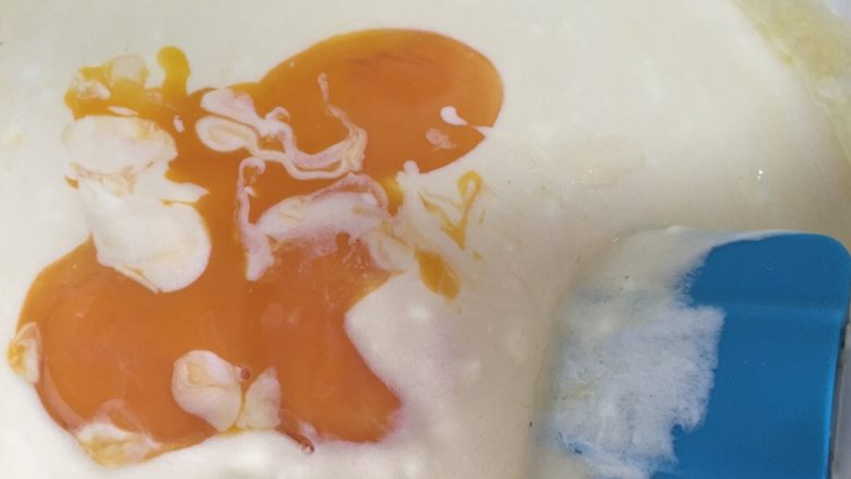 轻乳酪蛋糕,把B料的5个鸡蛋黄分次加入隔热搅拌均匀的A料里(温柔一点)然后把C料的淀粉搅拌均匀分次加入