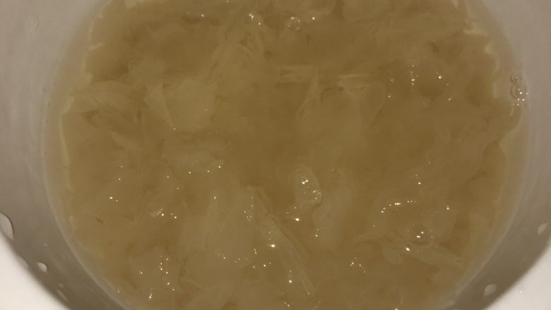 冰糖枸杞红枣银耳羹,等炖成粘稠样子