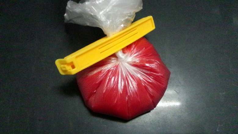 玫瑰巧克力#甜蜜美味#,将拌好的巧克力倒入保鲜袋中放凉,如果想快可以放冰箱冷藏20分钟。