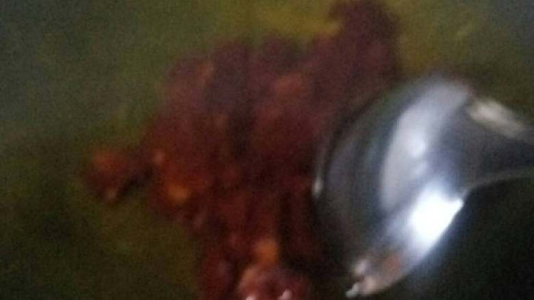 十三香龙虾,油锅烧烫,加入红油豆瓣酱翻炒