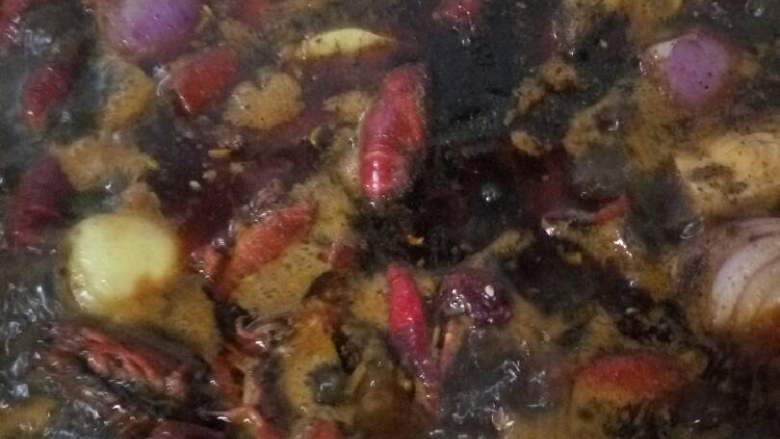 十三香龙虾,加水,盐,鸡精,胡椒粉,芝麻烧十分钟