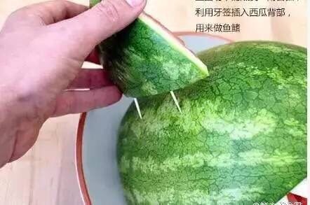 鲨鱼瓜雕的做法,快来一起get新技能,上图切下的瓜去瓤留皮切成三角形,用牙签固定在西瓜背部做鱼鳍