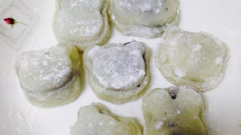 小凉糕,三种馅料,整完晾凉后加入些许黄油和白糖(白糖放入趁热)揉搓面团不太粘手的时候就做,做好了放进模具做造型,期间可以沾些玉米粉防止粘粘