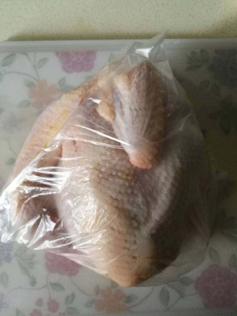 盐蒸鸡,将摸均匀盐的鸡用一个保鲜袋装起来放冰箱里,不是放急冻那个格,保鲜就好了,腌两三个小时左右。