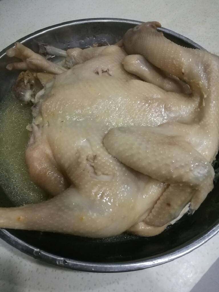 盐蒸鸡,出锅后等凉一下,斩也好,手撕也好或者整个拿来吃也行,随自己喜欢,任何调味不用再放就可以吃,很鲜很有鸡的味道,主要就是盐带出鸡的鲜味。