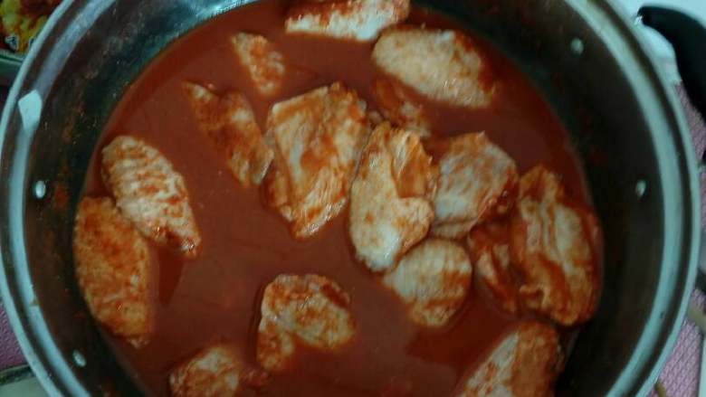 自己做炸鸡翅,腌制，注意要把鸡翅鞭打一下