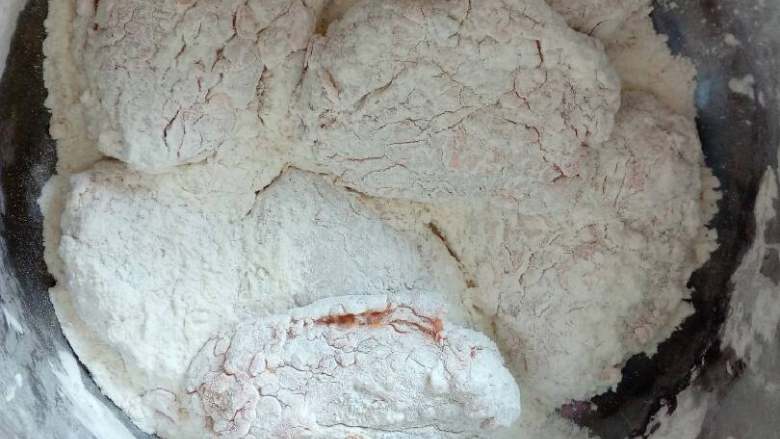 自己做炸鸡翅,裹粉，最后裹两次，第一次直接丢裹粉，第二次浸水裹