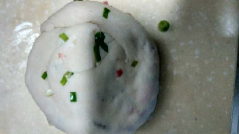 鸡油香葱手抓饼,把面皮析好,再团饼,再压扁。锅里放鸡油煎,放邂至两面金黄,香味四溢,用锅铲拍打撒装盘。