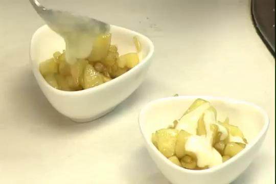 炒焦糖肉桂蘋果焗美奶滋,即可關火盛入焗烤器皿中,淋上作法1的醬汁,撒上起司絲,以上火250℃下火100℃烤約10分鐘即可取出。