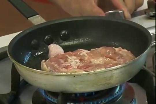 橙香焗雞腿,起油鍋將去骨雞腿煎至2面金黃約5分熟後,切塊裝入焗烤盤中備用。