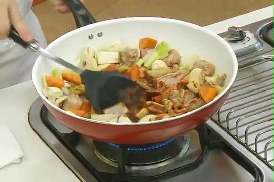 紅酒燉牛肉,再加入百里香、月桂葉、<a style='color:red;display:inline-block;' href='/shicai/ 83272'>番茄糊</a>拌炒，炒至<a style='color:red;display:inline-block;' href='/shicai/ 83272'>番茄糊</a>有香氣。