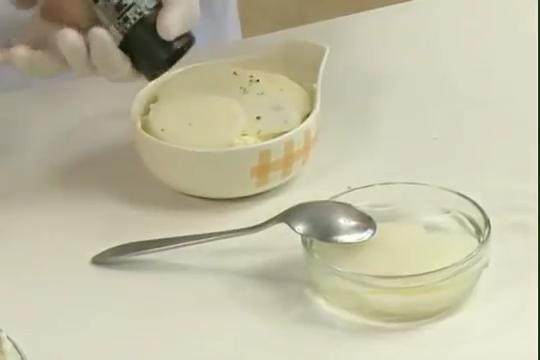 火腿馬鈴薯焗起司,取小碗裝入作法1拌好的馬鈴薯泥,蓋上白醬與馬鈴薯片,再灑上義大利綜合香料、起司絲,以上火250度下火100度烤約7分鐘,最後灑上巴西里碎即可。