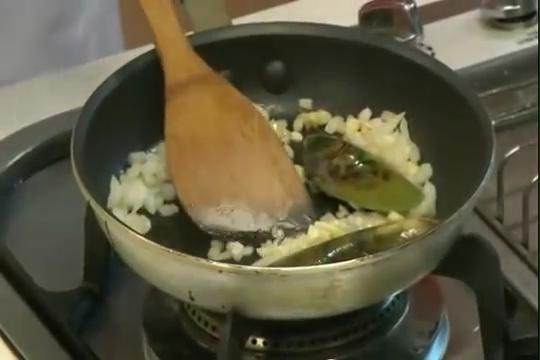 焗海鮮燉飯,備油鍋,爆香蒜末、洋蔥碎後,加入所有海鮮料,煮至海鮮料5分熟後,先將海鮮料取出備用。