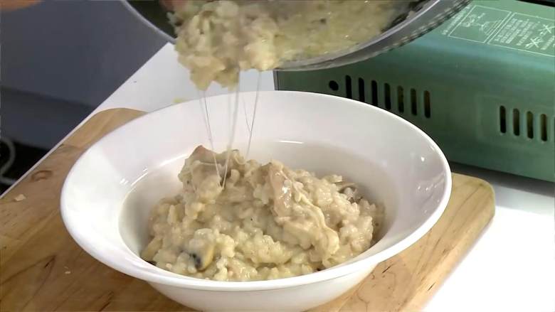牛肝菌起司燉飯,加入白飯炒勻至湯汁略收乾，下起司絲炒勻起鍋裝盤，撒上黑胡椒及巴西里末即可。