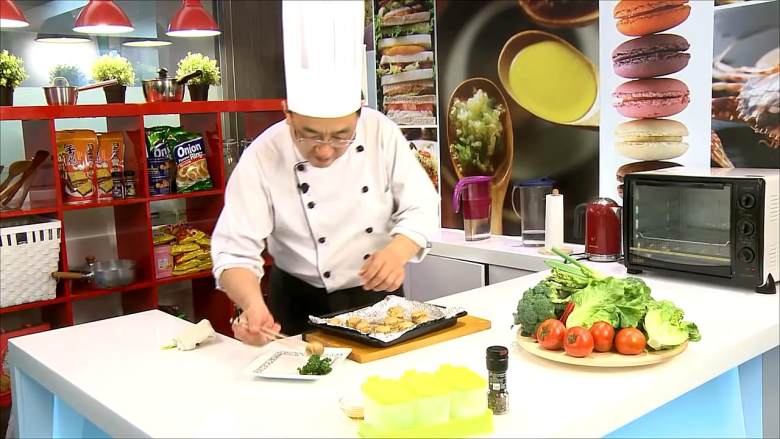起司烤蘑菇盞,烤箱預熱後,將蘑菇入烤箱中,以上火200℃下火200℃烤約12分鐘至表面金黃即可取出。