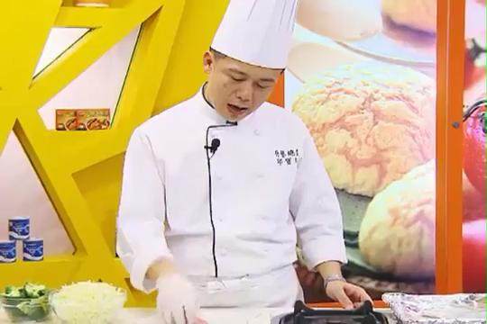 千層起士豬排,將豬里肌切成小片狀,用百里香、橄榄油、黑胡椒抓匀腌制片刻,再使用肉槌拍成薄片,備用.