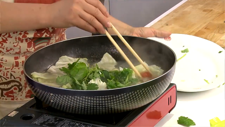 涮涮肉烏龍麵,再分別放入高麗菜、鴨兒芹和<a style='color:red;display:inline-block;' href='/shicai/ 89994'>小番茄</a>燙熟,撈起瀝乾。