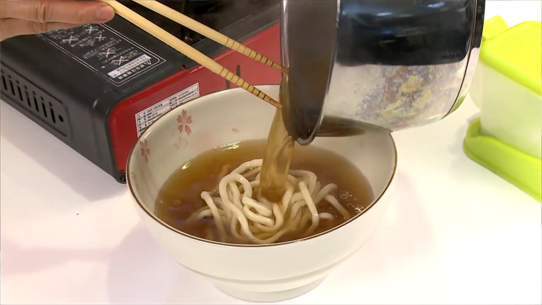 涮涮肉烏龍麵,熟烏龍麵放入大碗中,材料B混合煮滾倒入麵碗中。