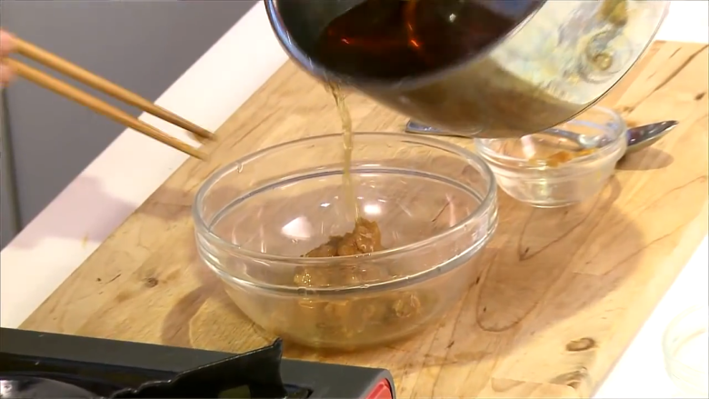 味噌烏龍麵,将味噌汤材料中除味噌以外的材料混合煮勻後,取適量與味噌混合調稀,再倒回湯汁中