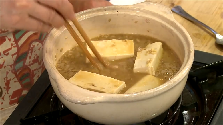 味噌烏龍麵,續放入豆腐略煎一下,再倒入作法3的味噌湯汁,燉煮至入味