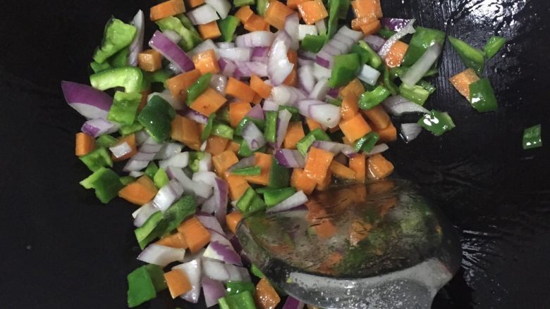 咖喱豆腐饭,热锅放入红萝卜,青椒,洋葱爆炒一下
