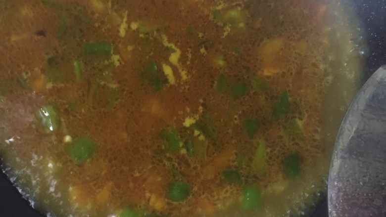 咖喱豆腐饭,炒至变色放入水,等水开了放咖喱膏