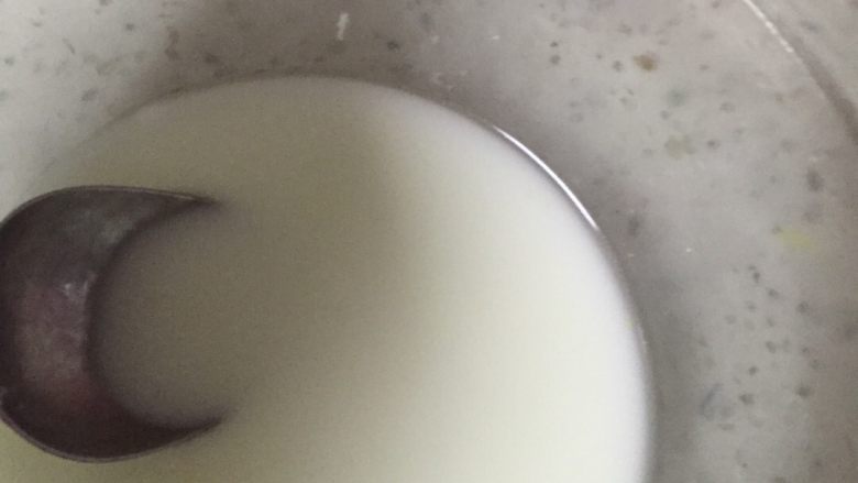 咖喱豆腐饭,准备好一碗淀粉水,就是淀粉加水融合,等煮好了豆腐倒进去