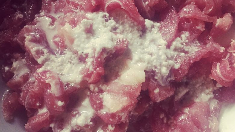 鱼香肉丝,<a style='color:red;display:inline-block;' href='/shicai/ 4430'>里脊肉</a>切成细小丝、放少许盐、料酒、淀粉腌制