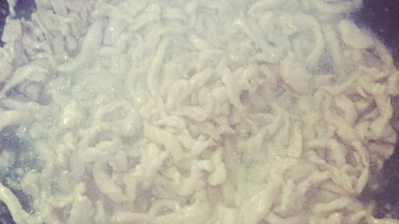 鱼香肉丝,肉丝用油翻炒片刻、捞起备用