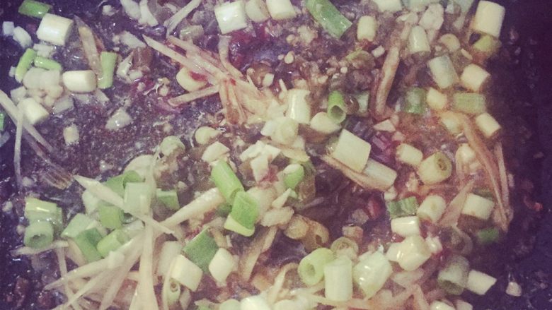 鱼香肉丝,放入豆瓣酱再将蒜末泡姜泡椒及葱段翻炒