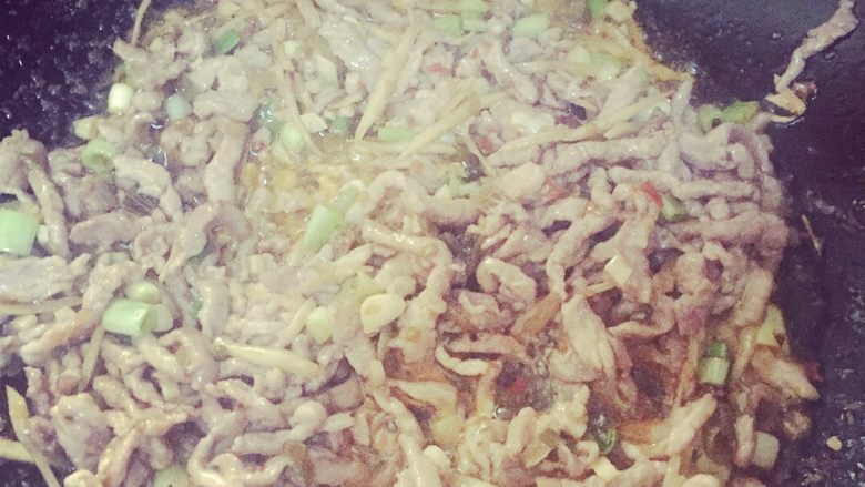 鱼香肉丝,再将肉倒入翻炒