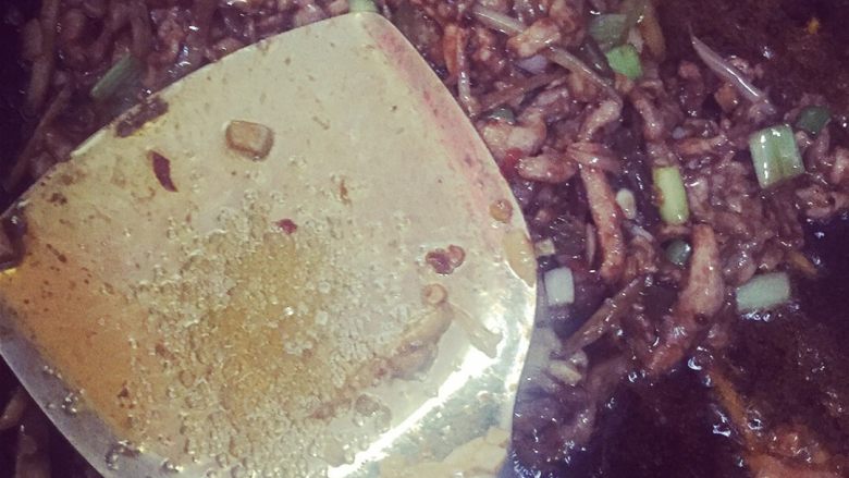 鱼香肉丝,再放入少许鸡精生抽老抽和醋翻炒、在放入白糖炒匀