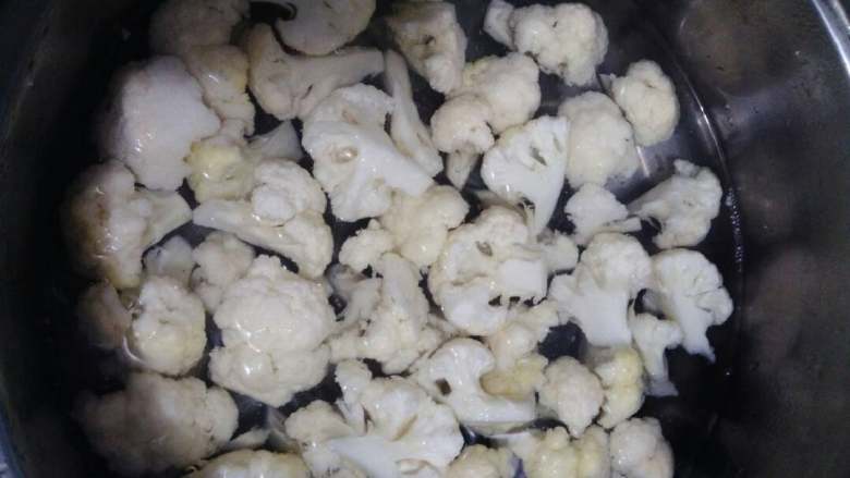 耗油花菜,锅里清水烧开,掉水3分钟,捞出,沥干水分