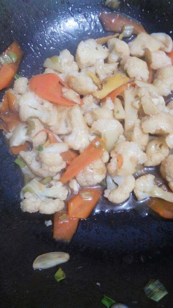 耗油花菜,放入耗油,再继续翻炒,放入蒜蓉,鸡精,出锅