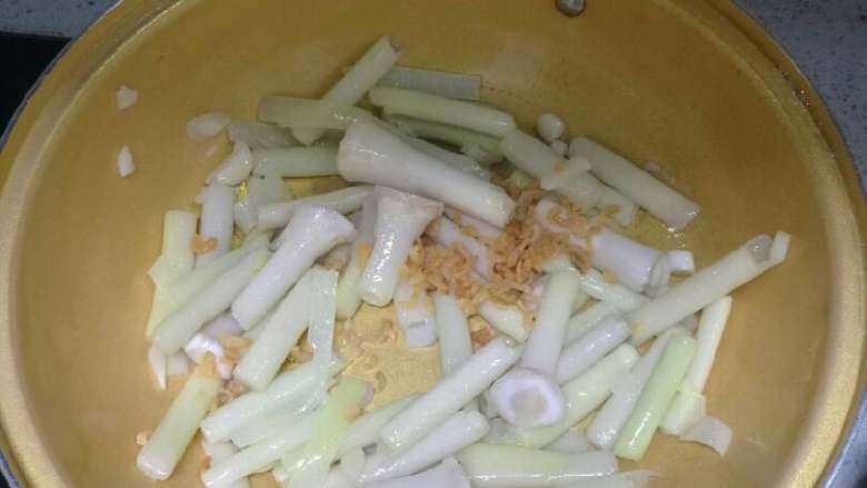 清炒蒲菜,炒锅加热,加烹调油二勺,大火,加入葱白蒜片炸香,加入烫好的蒲菜翻炒,加入虾米一起炒,大火煸炒三分钟,加鸡精、盐 、一点点糖