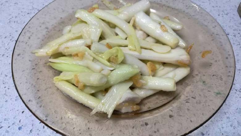 清炒蒲菜,再用一点生淀粉水勾芡。完美!