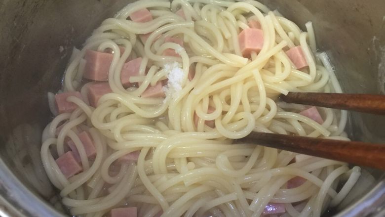 🍝培根烤肉奶酪意面,加盐搅拌，意面水沥干