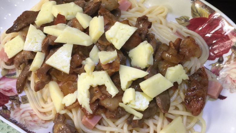 🍝培根烤肉奶酪意面,把马苏里拉奶酪拼在盘面,放微波炉加热一分钟