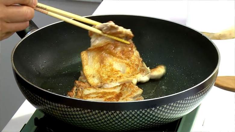 照烧鸡腿,把鸡腿放入锅里，煎至两面焦香